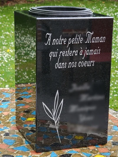 vase funéraire en granit noir gravé sur une face