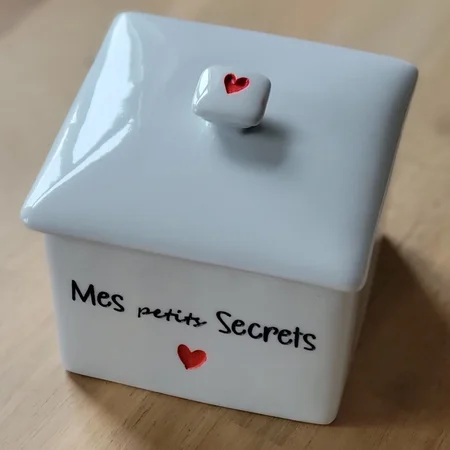 Gravure du texte "mes petits secrets" sur un pot en céramique carré