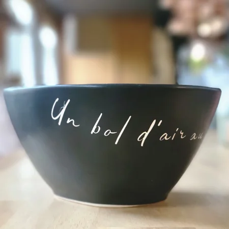 gravure du texte "un bol d'air frais" sur un bol gris en céramique